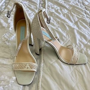 White Lace Wedding Heels size 8M Betsey Johnson